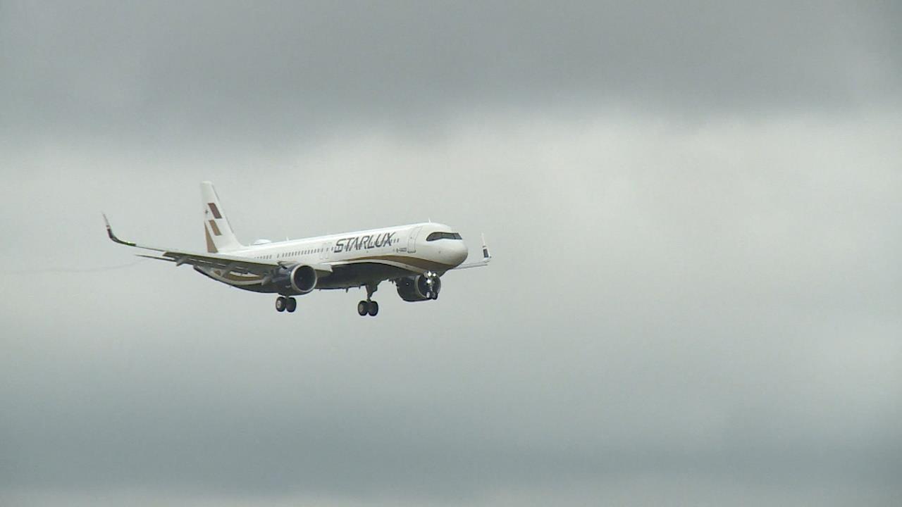 機上鬧事又一樁！　踢椅背爆口角乘客錄影遭威脅