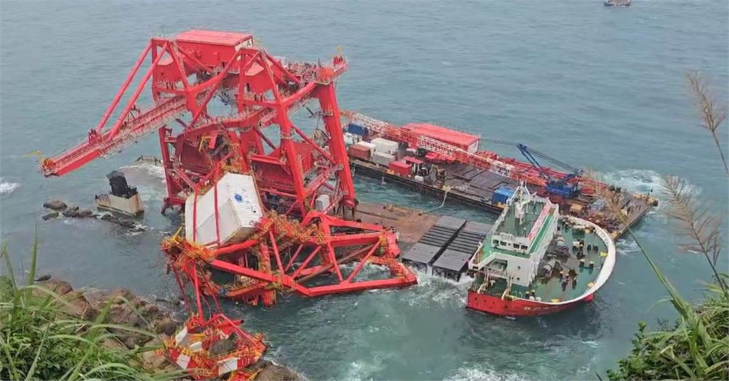 湧浪太強！中國籍貨輪擱淺野柳7個月　駁船斷纜也受困