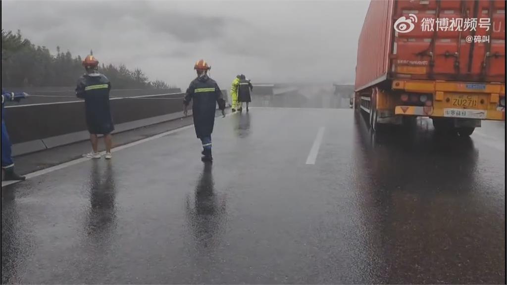 中國貴州公路大橋坍塌　貨櫃車懸在半空、工程車墜落