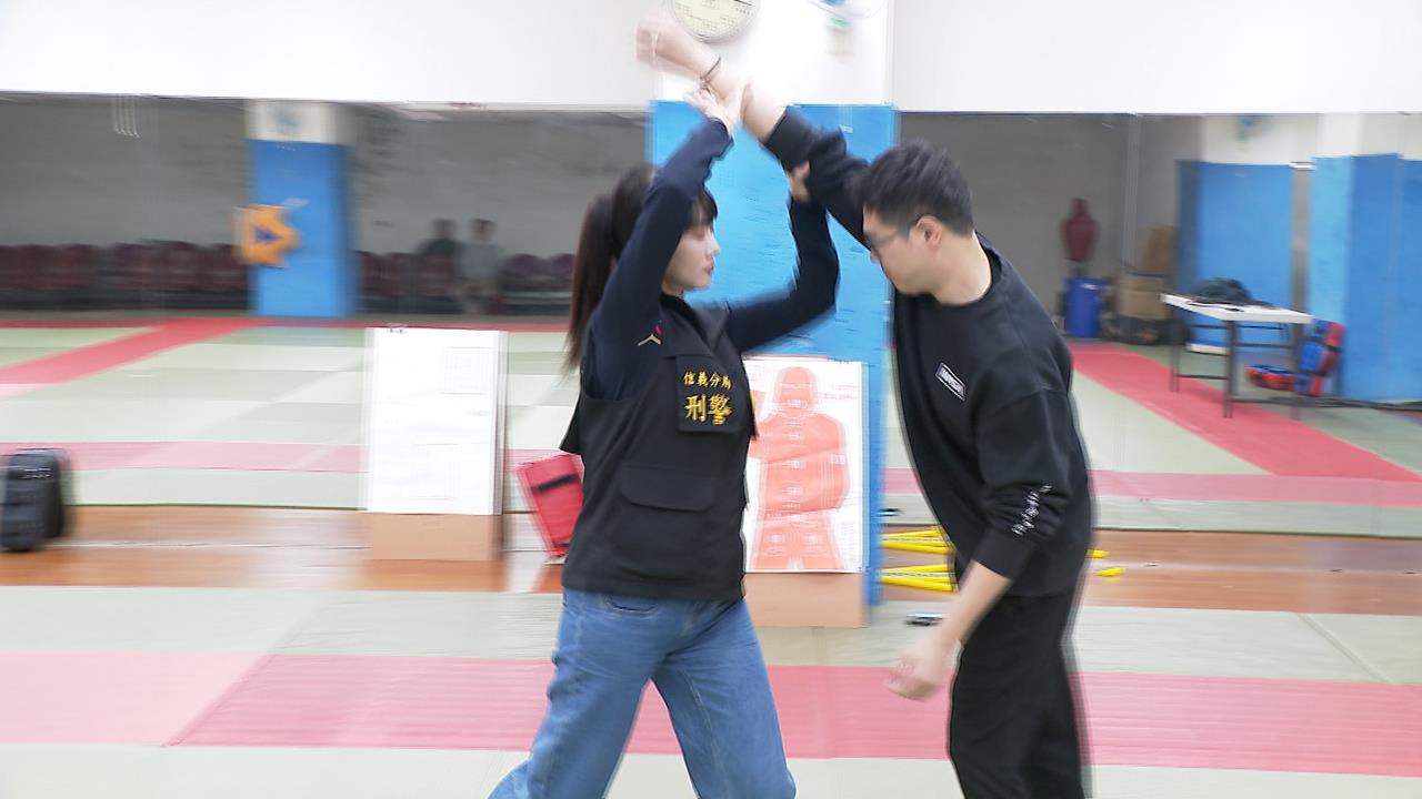 波麗士明星臉！美女警激似張鈞甯、暖警撞臉蔣萬安　真面目曝光