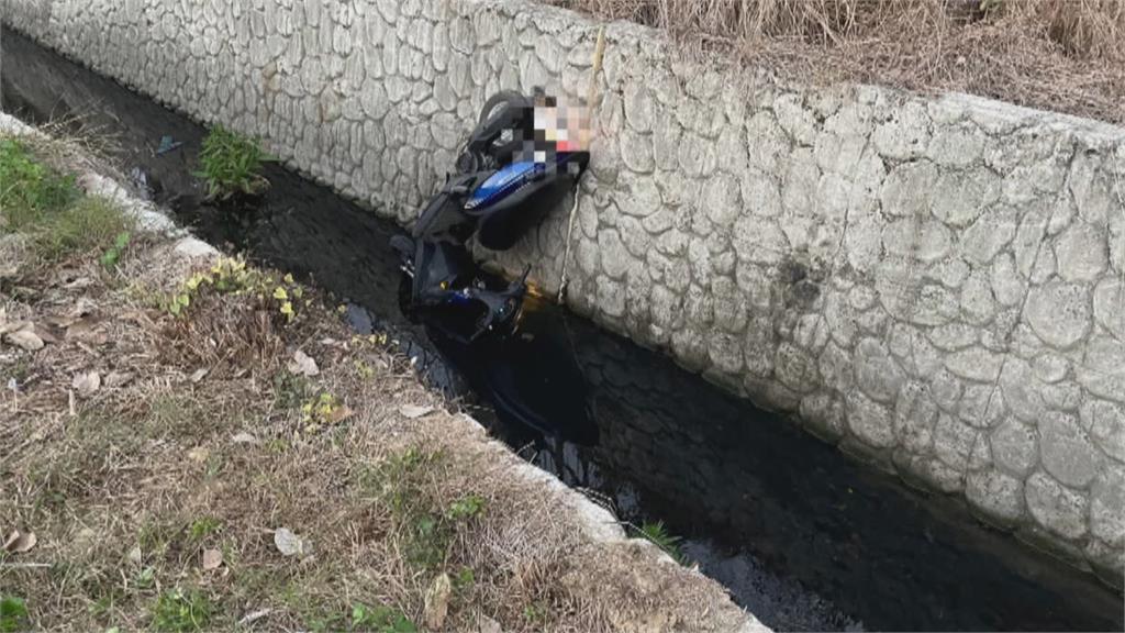 疑酒後上路 機車雙載跌落水溝　騎士昏迷