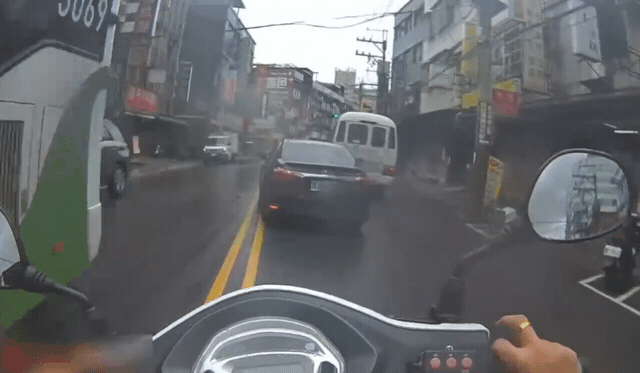 快新聞／新北泰山小客車拒檢還「蛇行逆向撞機車」逃逸　警追捕畫面曝光