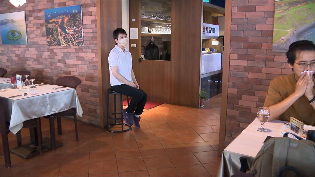 台北牛排館友善員工！　「讓服務生坐下休息」網讚德政
