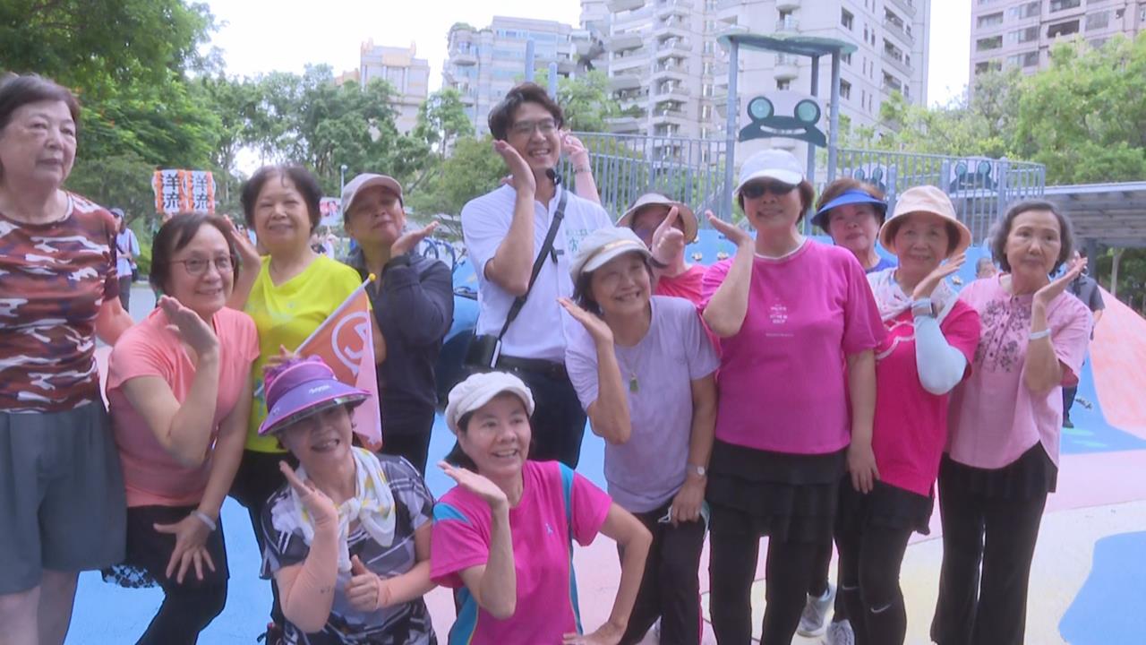 快新聞／象山湧「洋流」！粉絲自製飄帶應援　沈伯洋驚嘆：官方像二創
