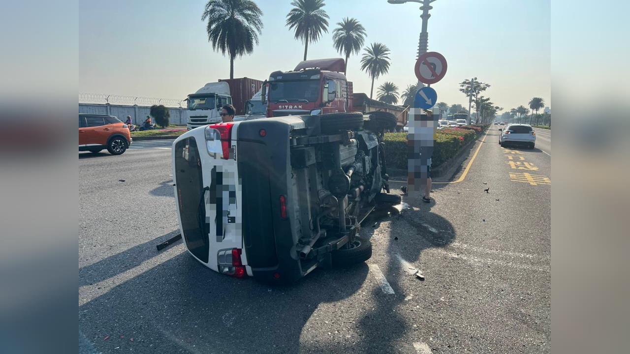 快新聞／高雄驚險車禍！小客車翻覆濃煙四起　3駕駛輕傷無礙