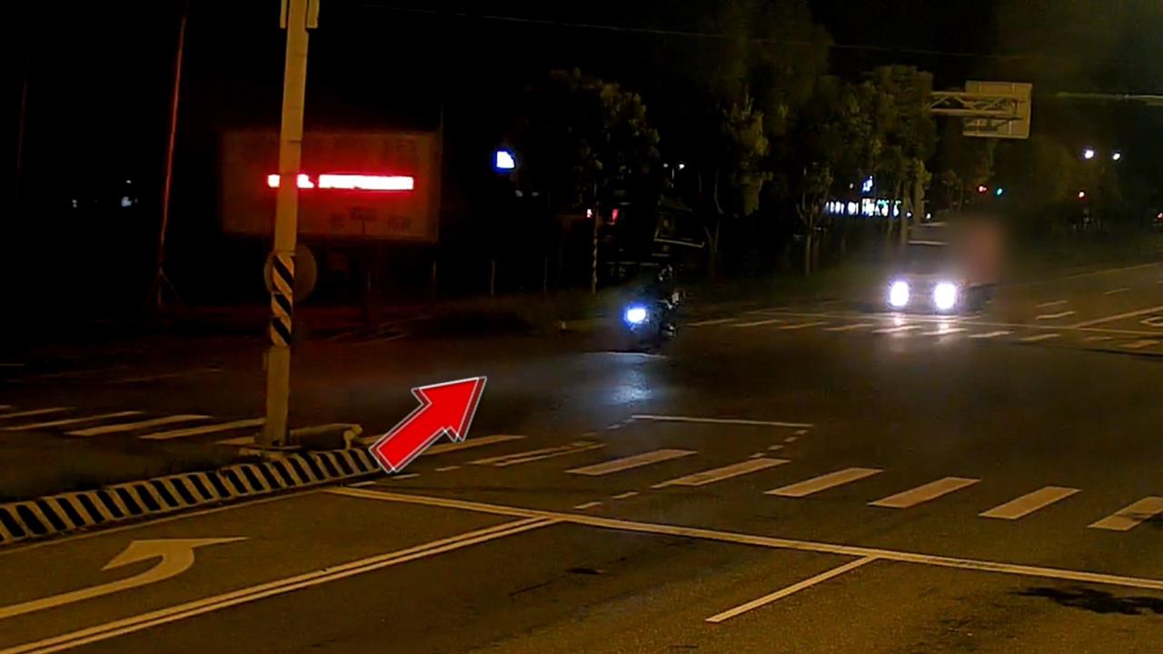 花蓮惡意逼車！貨車追10分鐘「緊貼機車」　騎士衝派出所求助
