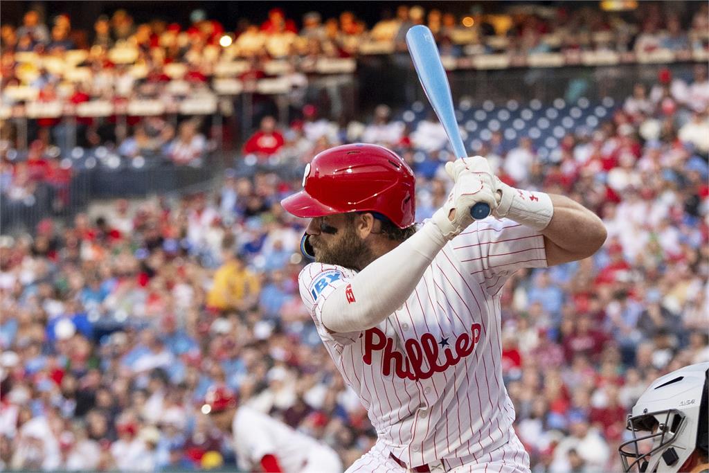 MLB(影)／直接在打擊區上開「性別趴」！哈波以藍色球棒宣告迎來男寶寶