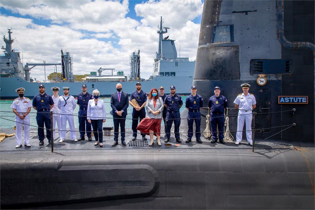 快新聞／澳洲防長杜登站上英國核潛艦！ 印證英美澳三國加強合作承諾
