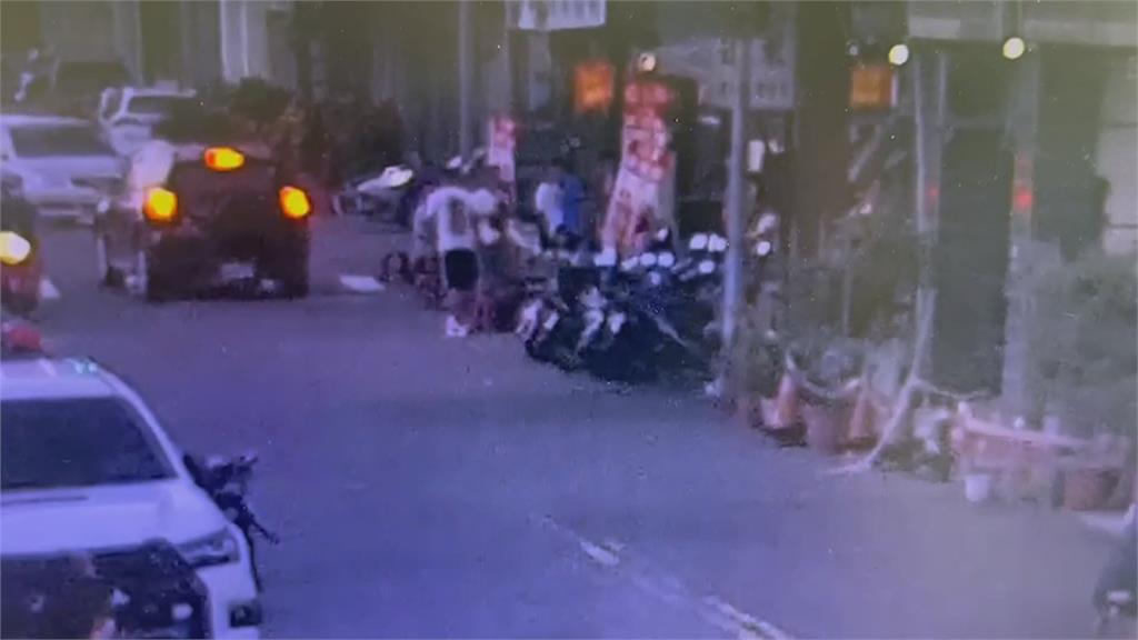 高雄熱炒店桌椅佔用車道　網轟：乾脆封街做生意