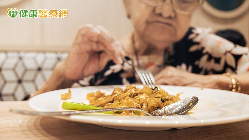 長輩「含飯不吞」別只看食物質地　研究：嗅覺刺激可能與吞嚥反應有關