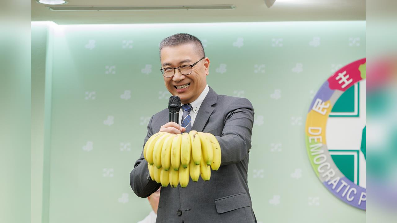 快新聞／「蕉」傲台灣！民進黨發起認購挺農民　徐國勇私房「選蕉秘訣」大公開