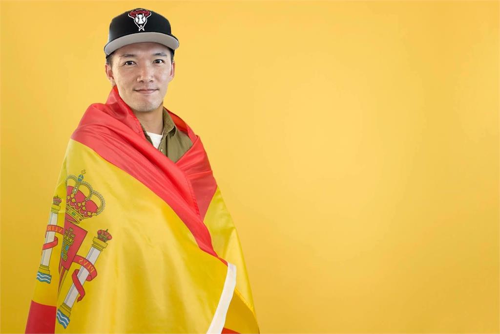 快新聞／「反指標國師」發功了！台南Josh披上西班牙國旗　網嗨：靠你了