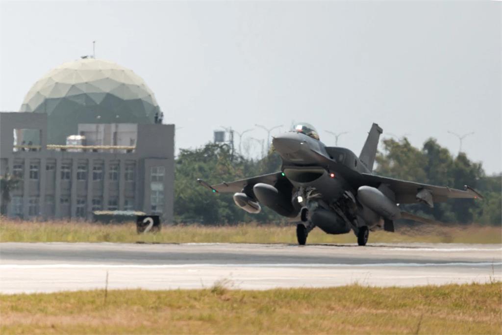 這一刻等待7年　2架全新F-16V Block 70降落台東志航基地