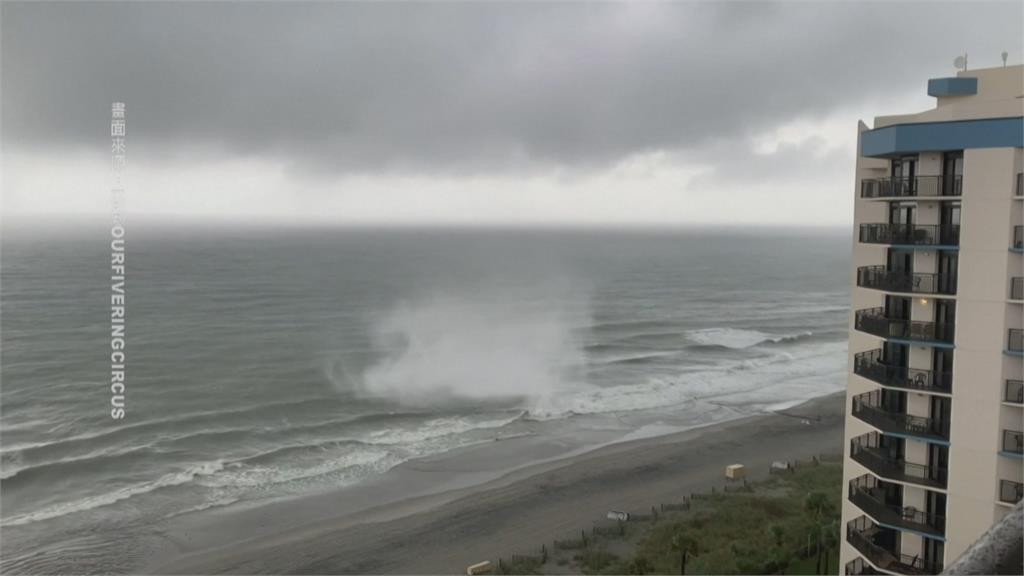 驚險直擊！南卡海邊颳龍捲風 海灘傘等物品全都飛上天