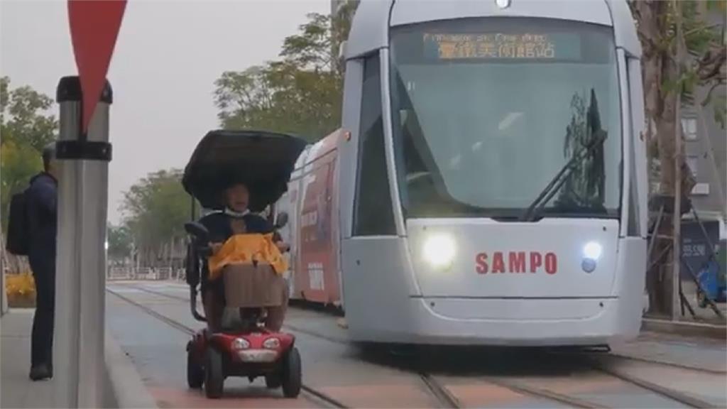 阿伯騎上輕軌軌道 輕軌煞車禮讓