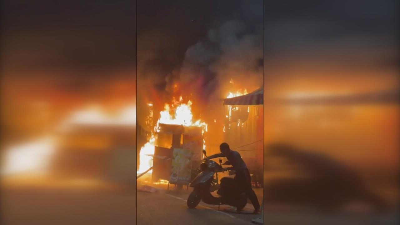 越南小吃鐵皮屋大火!火勢延燒門口攤車 3人獲救、其中2人是「失聯外籍移工」