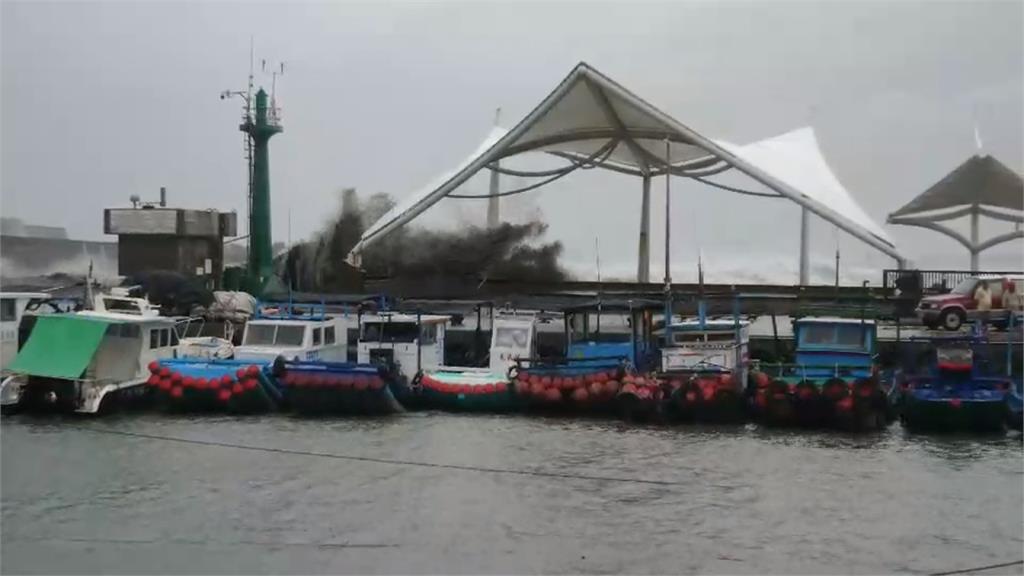 山竹外圍環流影響 台東大武漁港船隻被淹沒