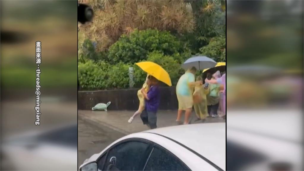 戶外教學回程遇大雨 補習班老師接力抱孩子上車