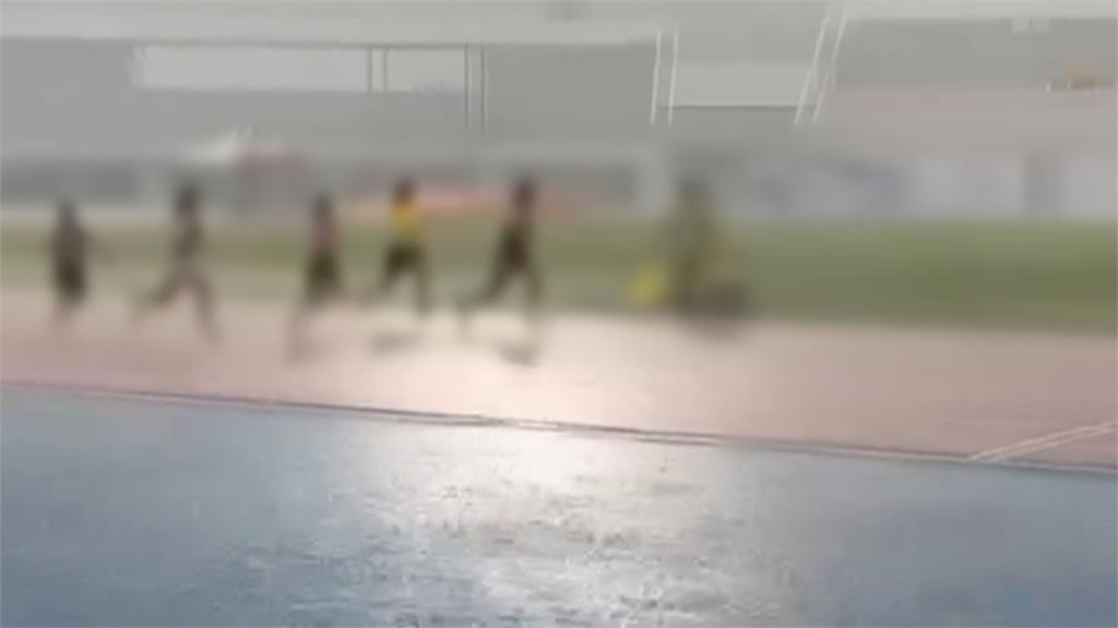 跑道變水道　雲林縣運動會大雨中比賽　網友：心疼小選手