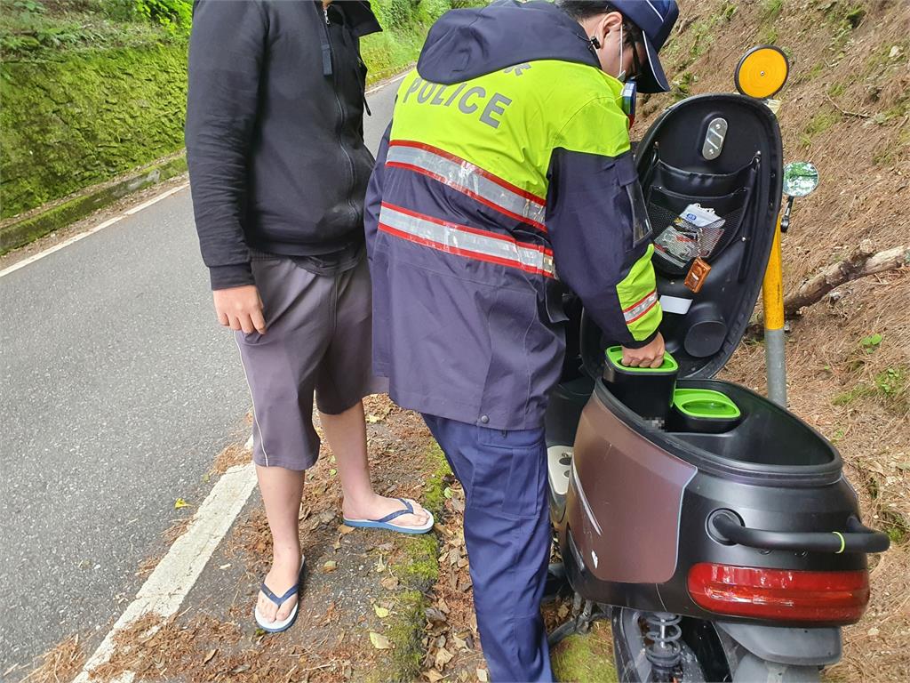 電動機車上中橫沒電受困！警助他赴36公里遠換電站　騎士挨轟回應了