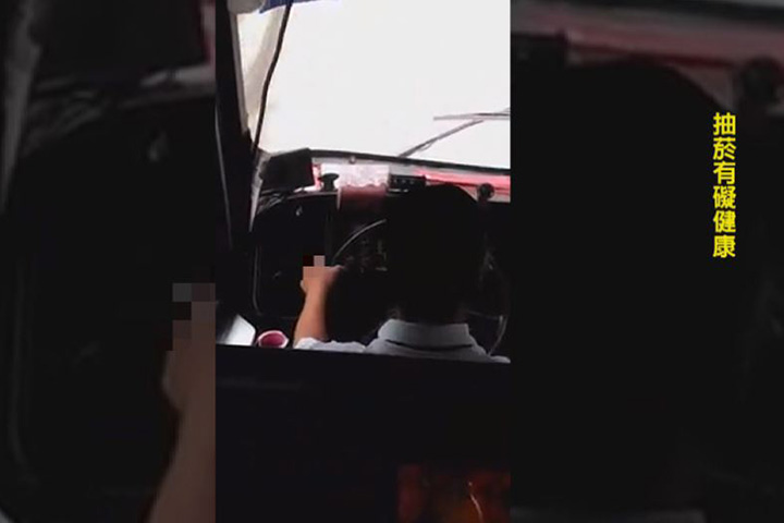 客運司機一心三用  開車吸菸還講電話