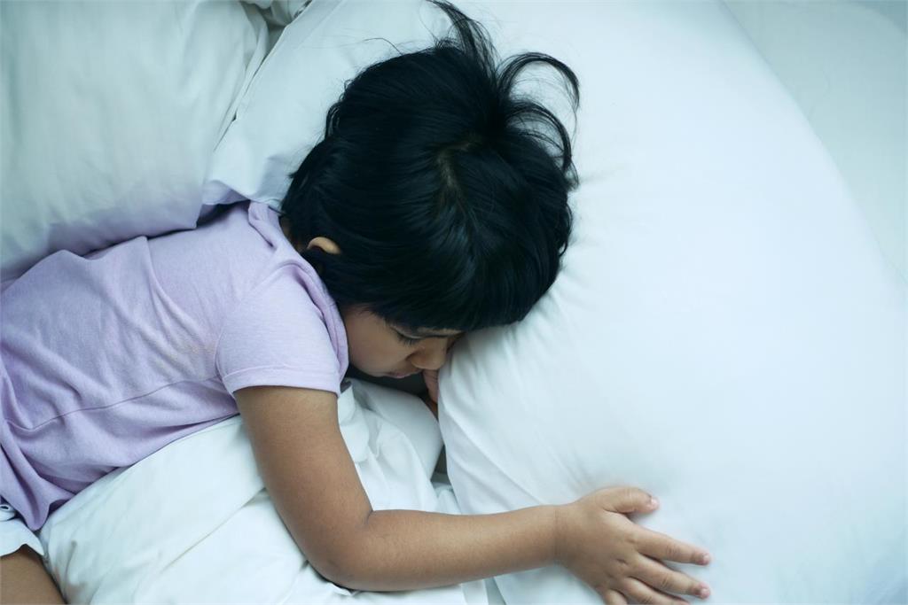 孩子打鼾恐影響大腦發育！兒科醫引研究揭「3原因」，「3步驟」幫孩子評估