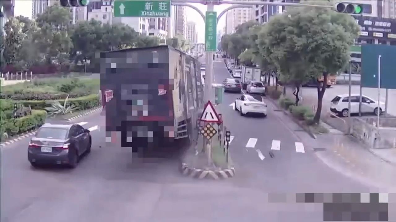 驚險！大貨車疑未注意路況　撞毀分隔道　路樹　暴衝停車場