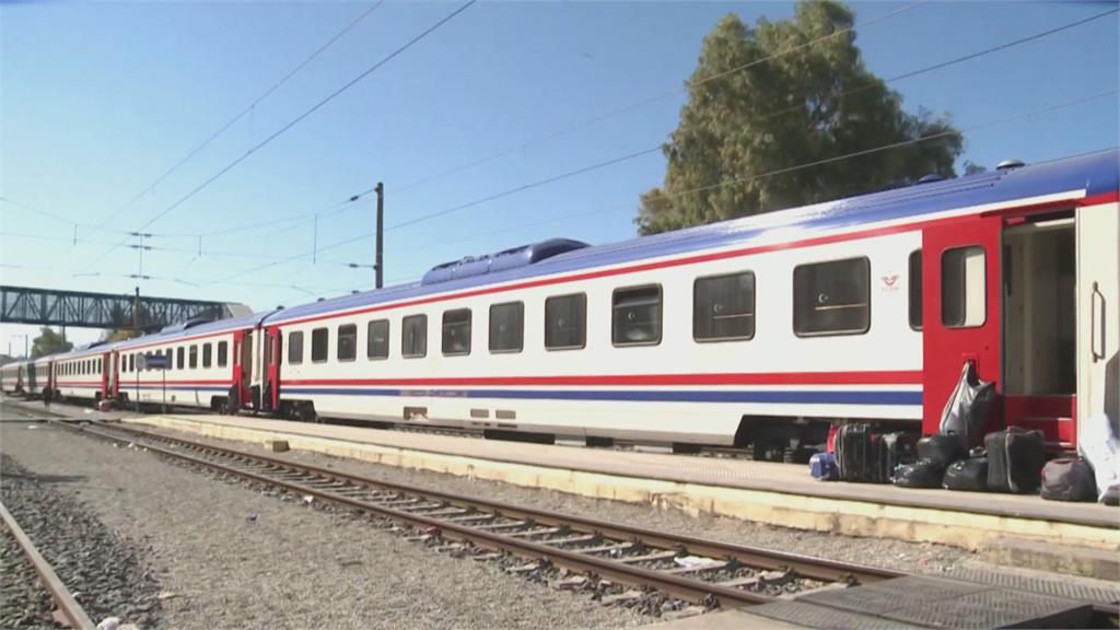 百年強震震倒數千棟房屋 土耳其開放火車車廂安置災民