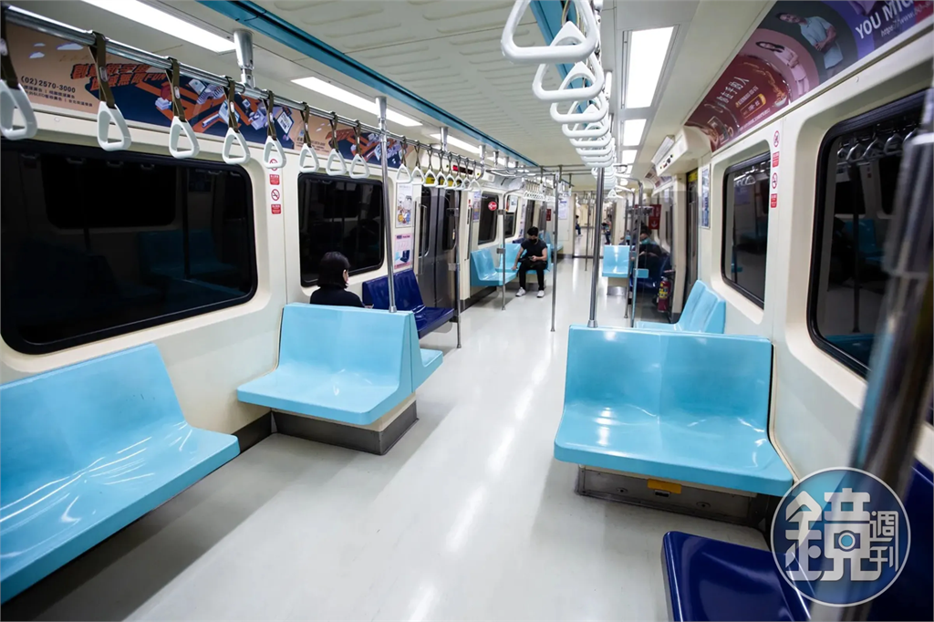 大媽占北捷2博愛座被阿伯擠開　2人車廂內失控扭打互踹
