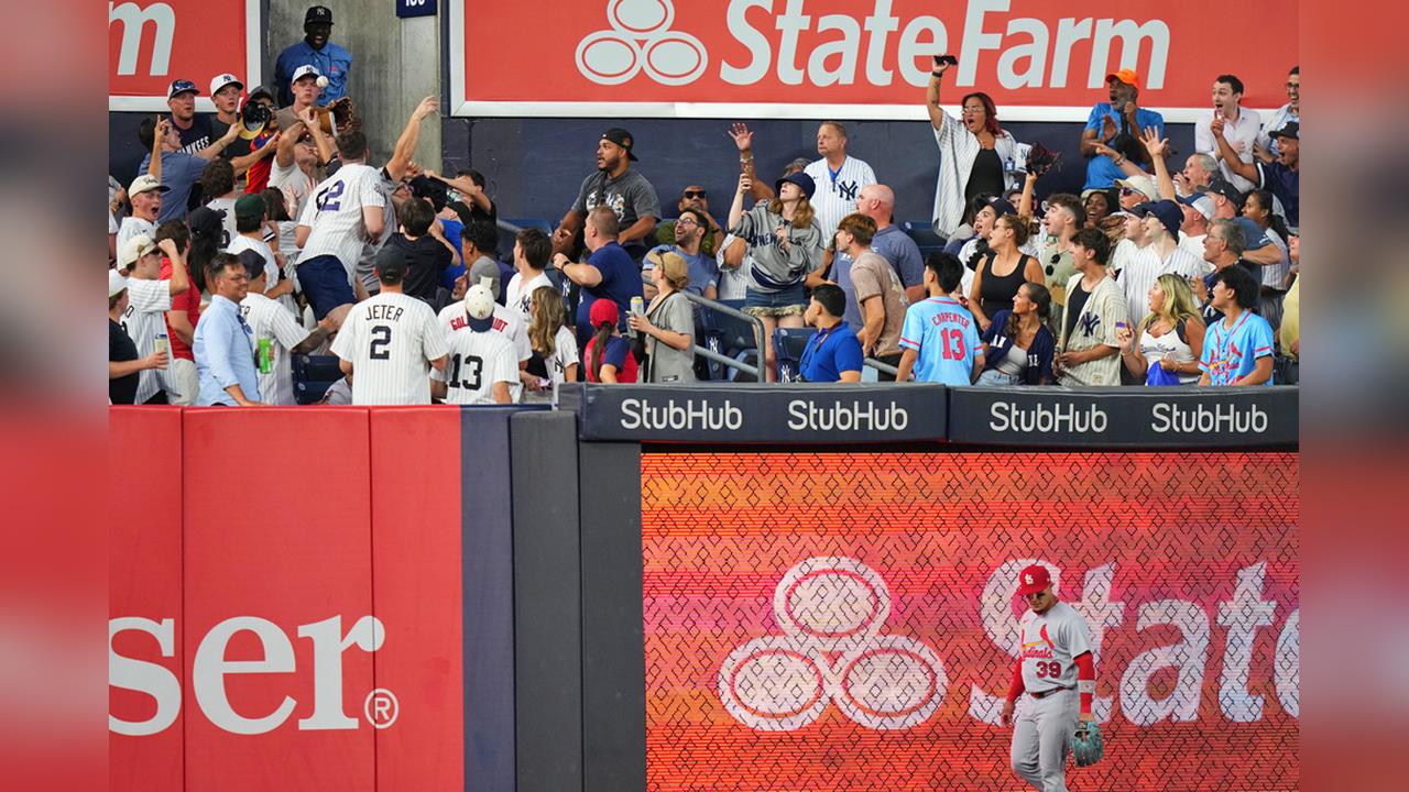 MLB(影)／洋基菜鳥隆巴德大聯盟首轟球順利取回！差點落入麻煩人物手中