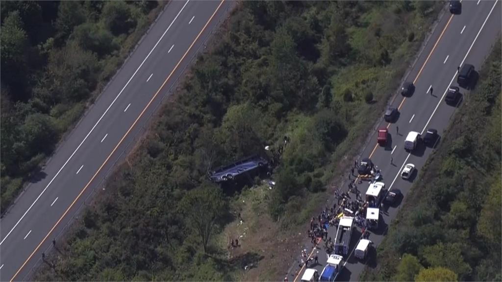 疑前輪故障？美巴士失控衝出洲際公路　跌落15米深山溝釀2死20多傷