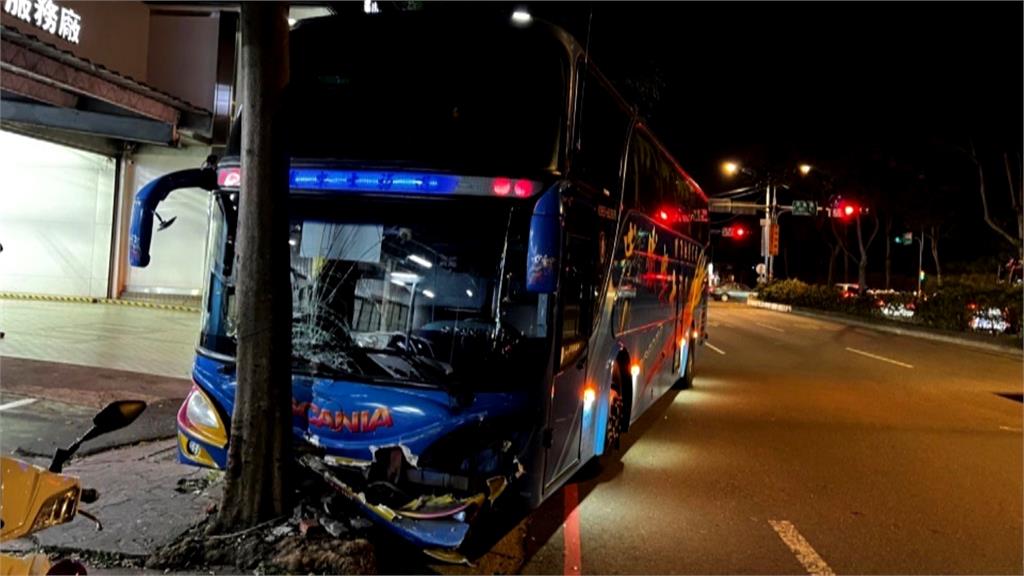 疑遊覽車駕駛身體不適！遊覽車連環追撞宛如「骨牌效應」