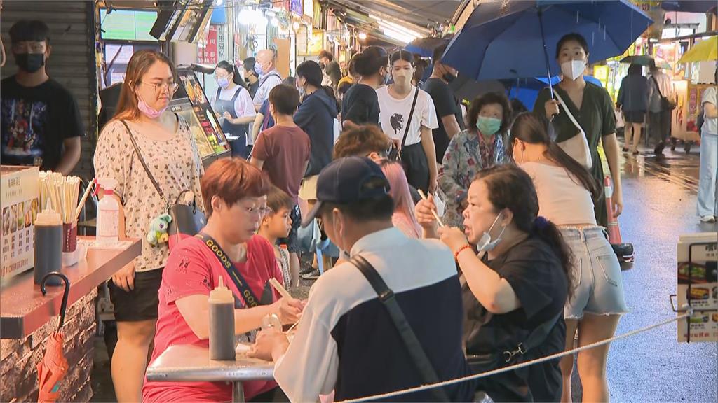 無懼中颱梅花風雨無阻　宜蘭羅東夜市人潮爆滿