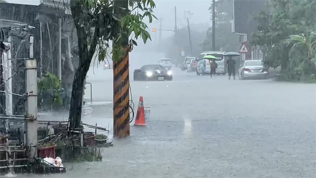 暴雨逢大潮！嘉義六腳「水淹半顆輪胎」　法拉利駕駛迴轉落跑