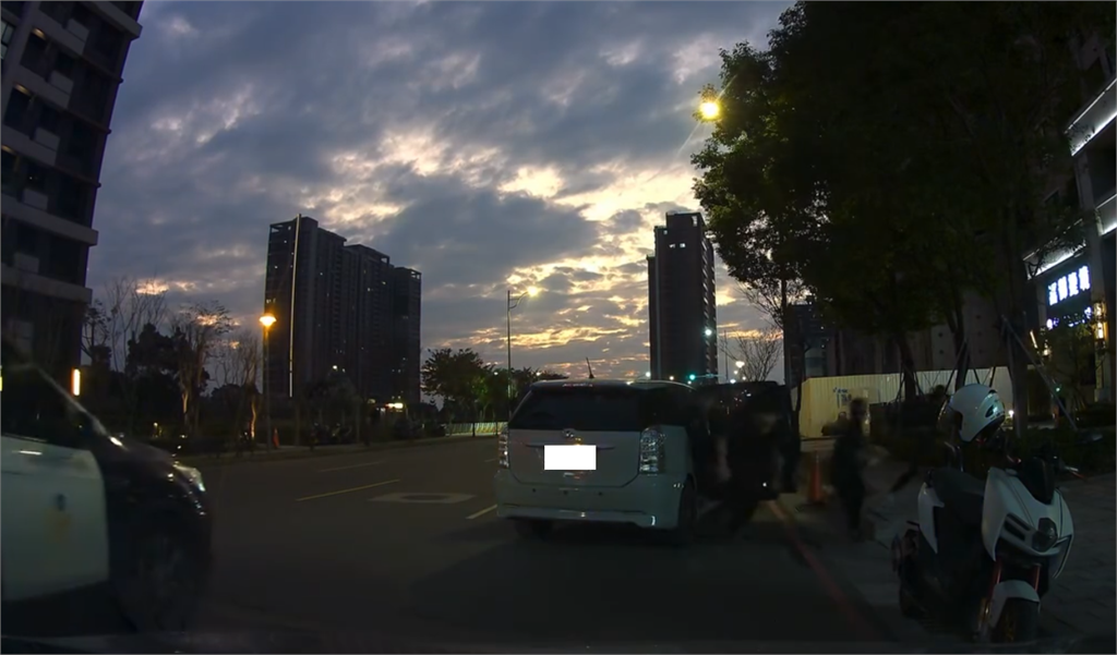 龜山警匪追逐5人棄車狂奔 車主身分曝光