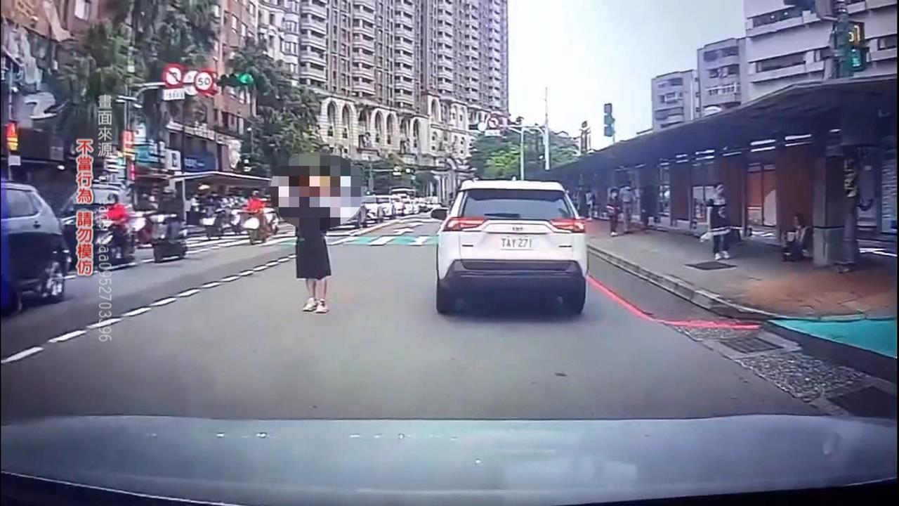 不要命! 男子喝醉"路中攔車" 駕駛猛按喇叭急閃避