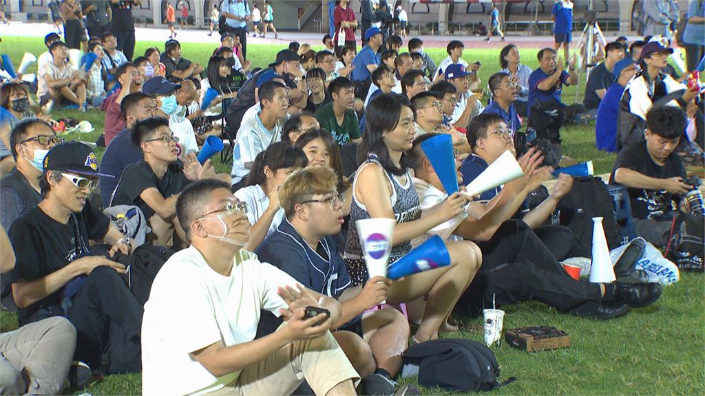 贏韓國啦！球迷「嗑韓」應援　棒球台灣隊4比0完封韓國