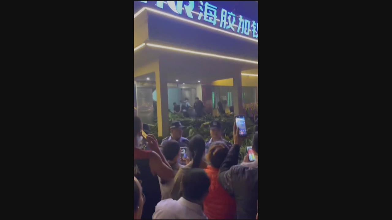 中國海南自治縣爆大規模抗爭 警方一度鳴槍警告