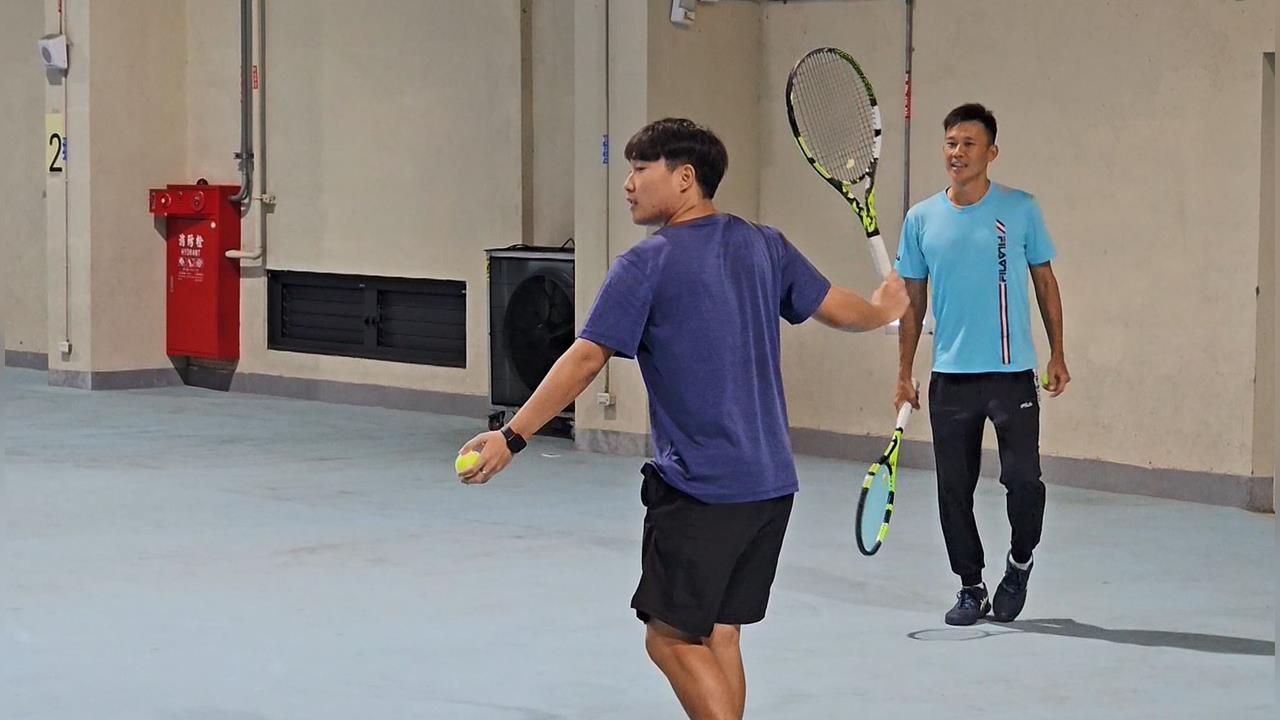 這一雙手不簡單! 燒烤職人白天變身「網球高手」