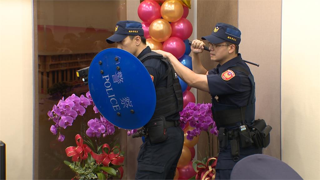 鐵路警察獲企業捐贈電擊槍 徐國勇承諾八月底換裝完成