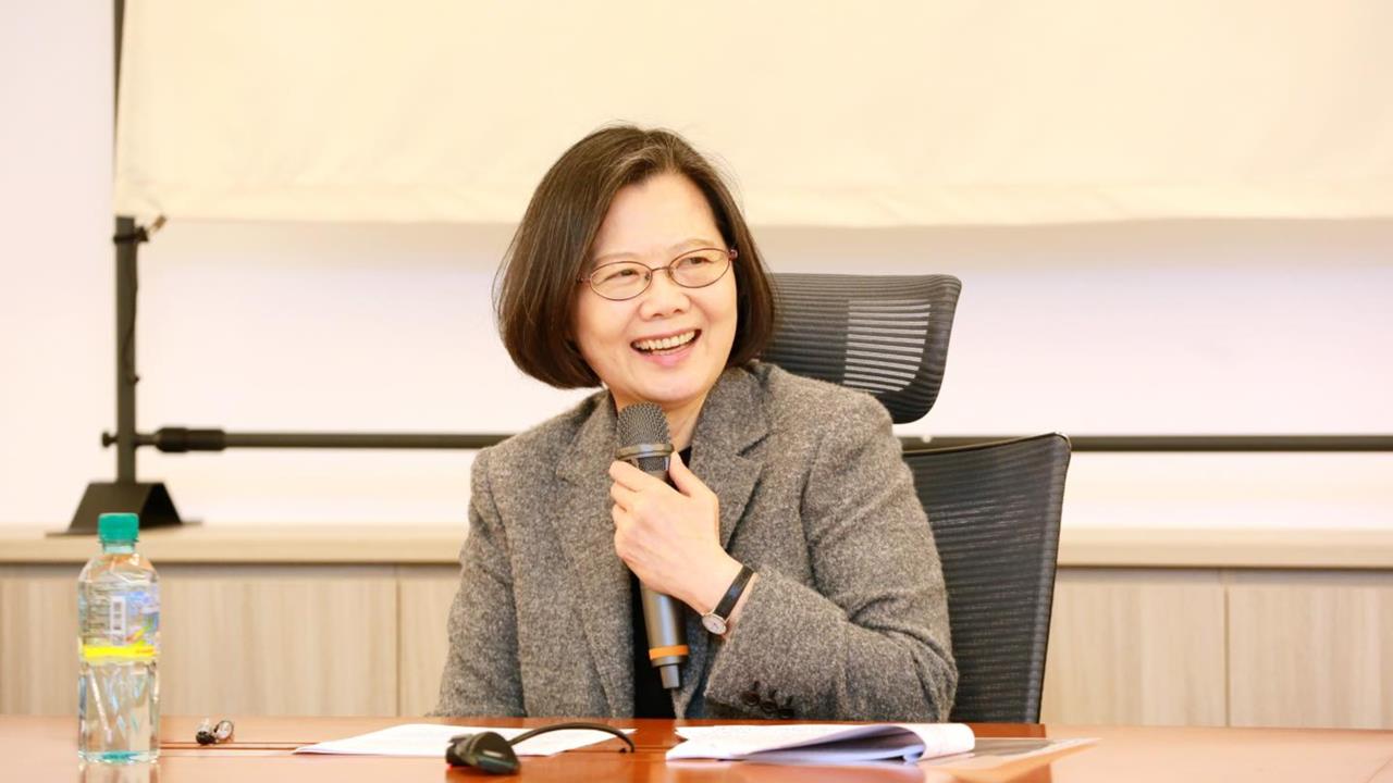 蔡英文PO文徵演講問題！11萬人歪樓喊「要回來當總統嗎」本尊回應了