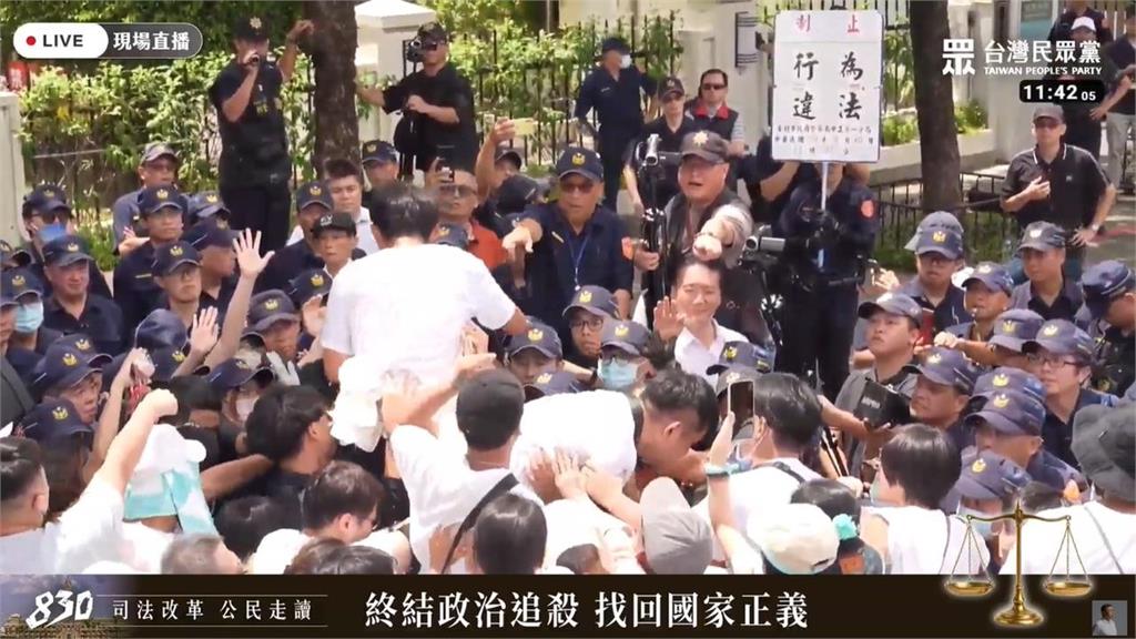 快新聞/黃國昌衝了!第三波衝突爆發 多人翻越柵欄遭「保護」帶開