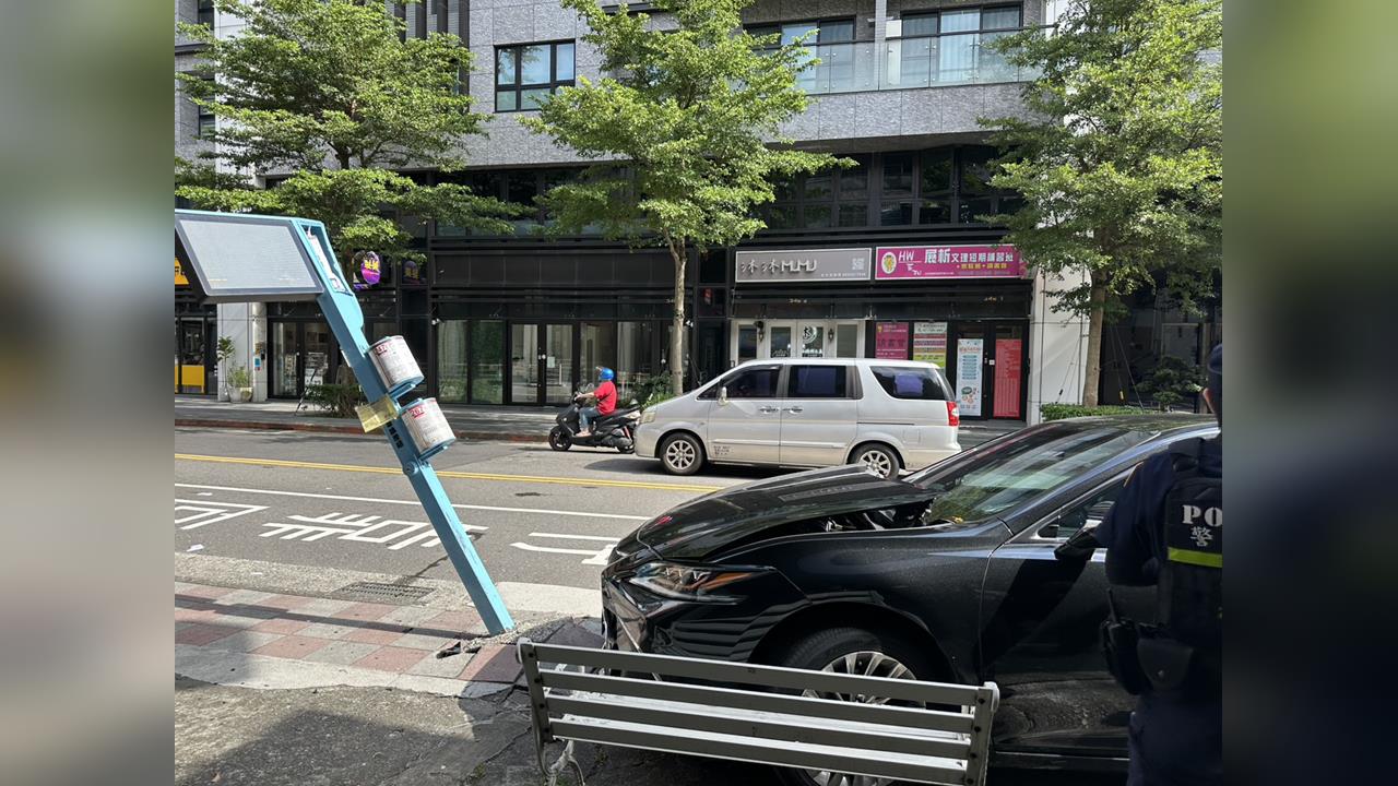 快新聞／精神不濟直直撞！內湖公車站牌慘遭「壓車底、撞歪45度」畫面曝光
