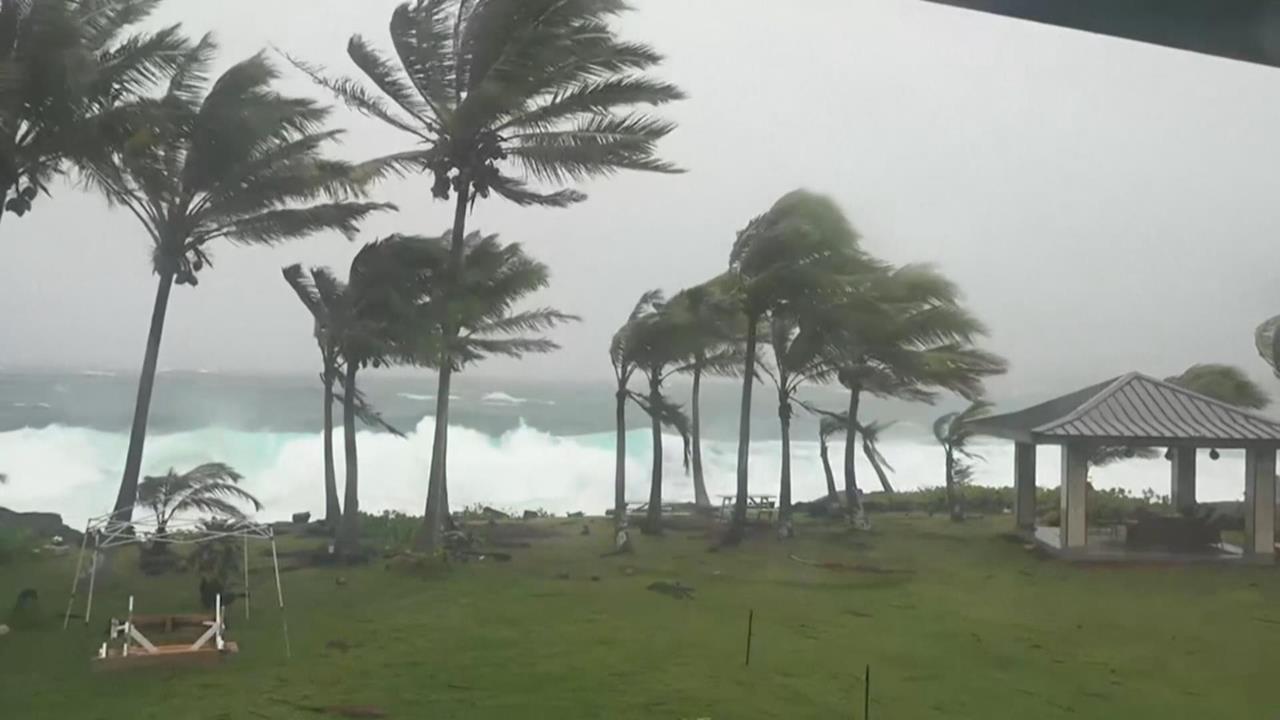 颶風拉拉降為熱帶風暴　夏威夷受強大風雨侵襲　13萬人無電可用