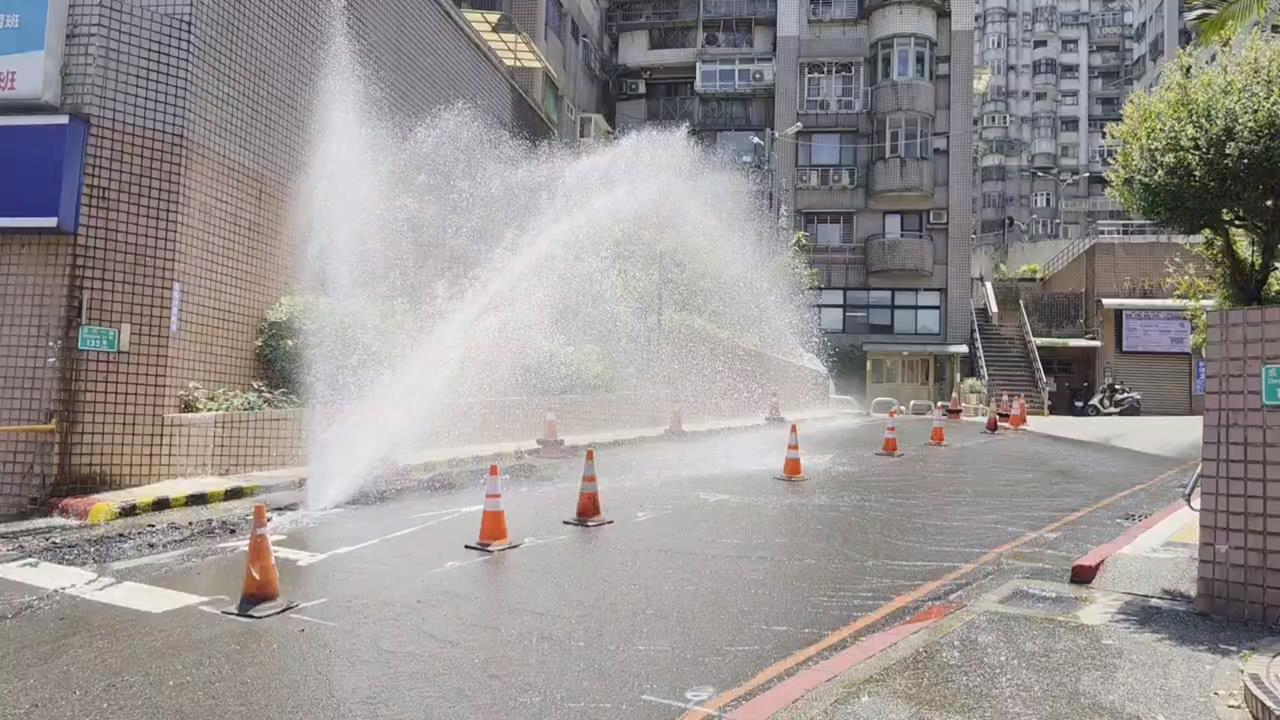 基隆社區路口"水柱狂噴" 廠商挖破管害1249戶一度停水