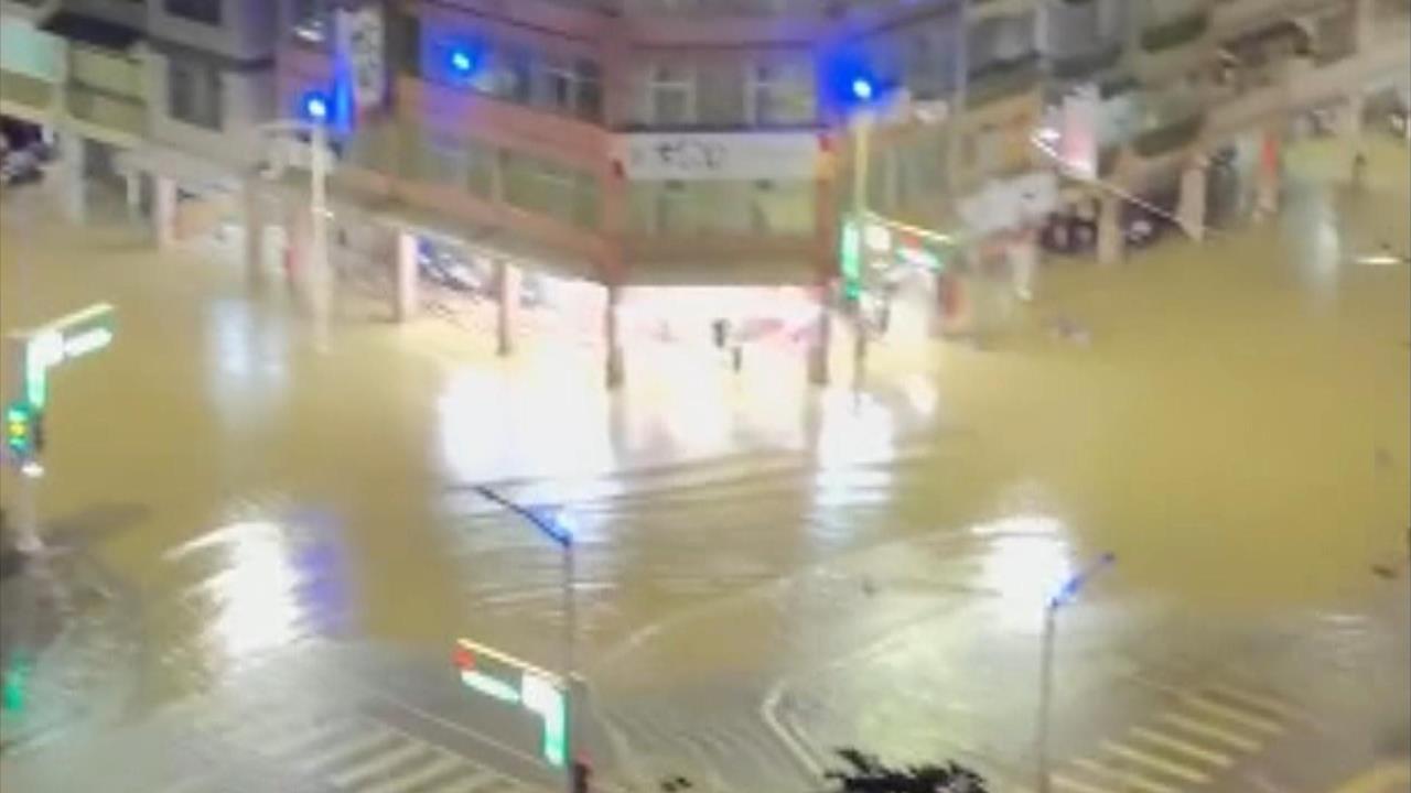 高雄鼓山成汪洋! 轎車拋錨困水中 居民忙清掃