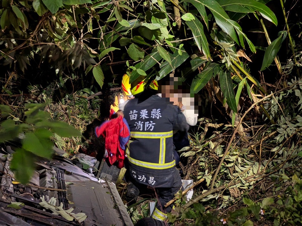 恐怖情人　懷疑前男友毒狗40歲女縱火燒工寮被撞下山坡