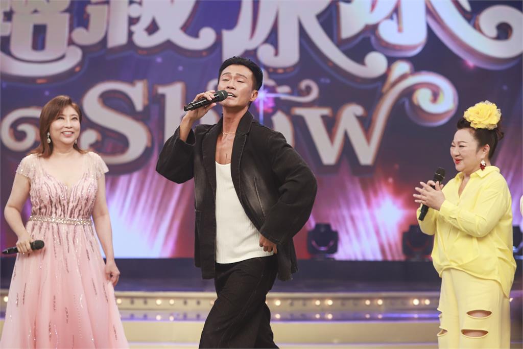 《超級冰冰Show》白冰冰手癢從臉摸到胸肌！林俊逸模仿超瘋狂差點要被帶去醫院