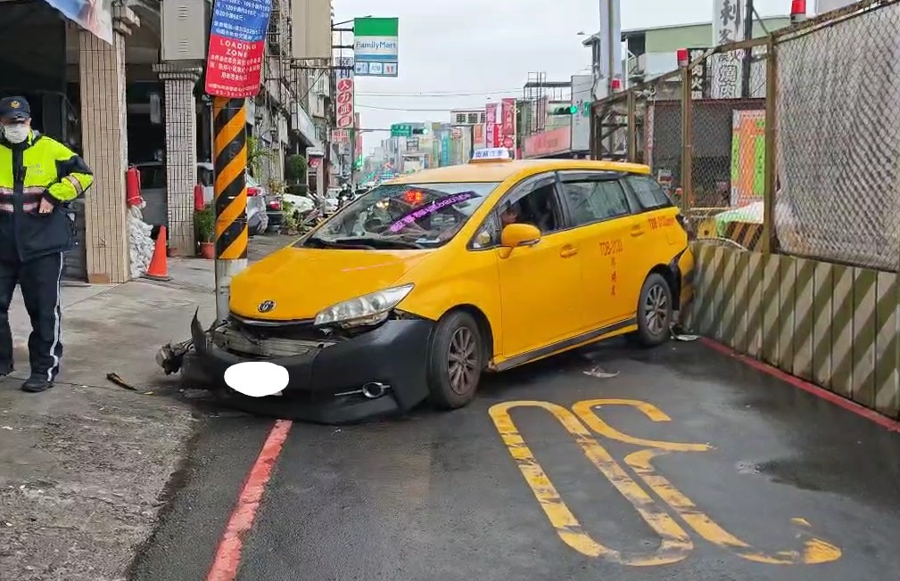 皆身體不適！桃園20連2起自撞　公車撞民宅、小黃撞電桿
