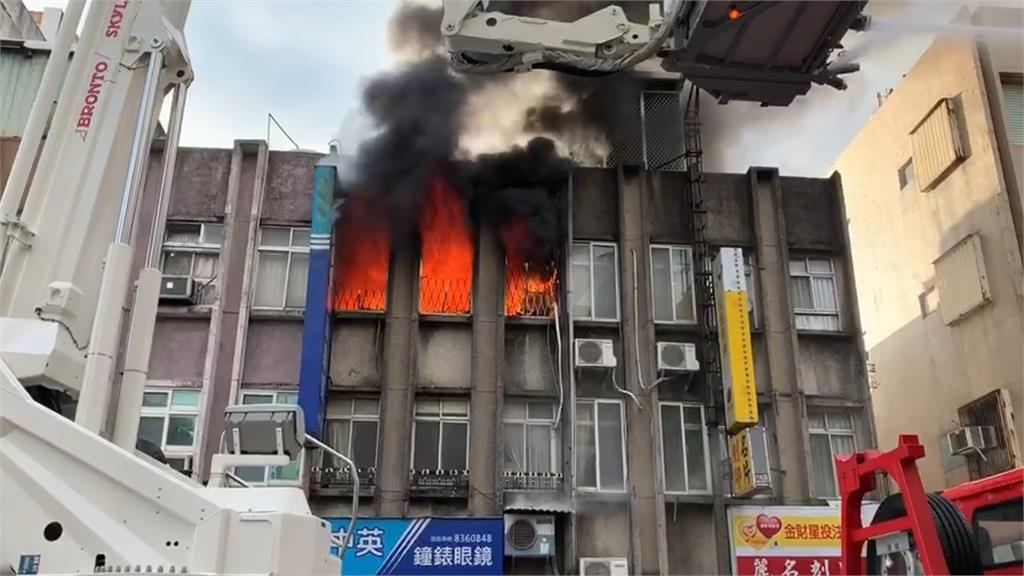 快新聞／花蓮民宅火警一男被救出 消防車趕赴支援卻撞車